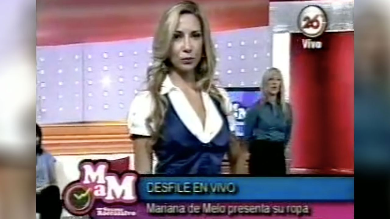 La primera dama en un programa de TV en 2009, desfilando como modelo. | Foto:Cedoc.