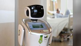 Este es Tommy, uno de los robots enfermeros que asiste a los médicos de el hospital Circolo, en la ciudad de Varense, al norte de Lombardía.