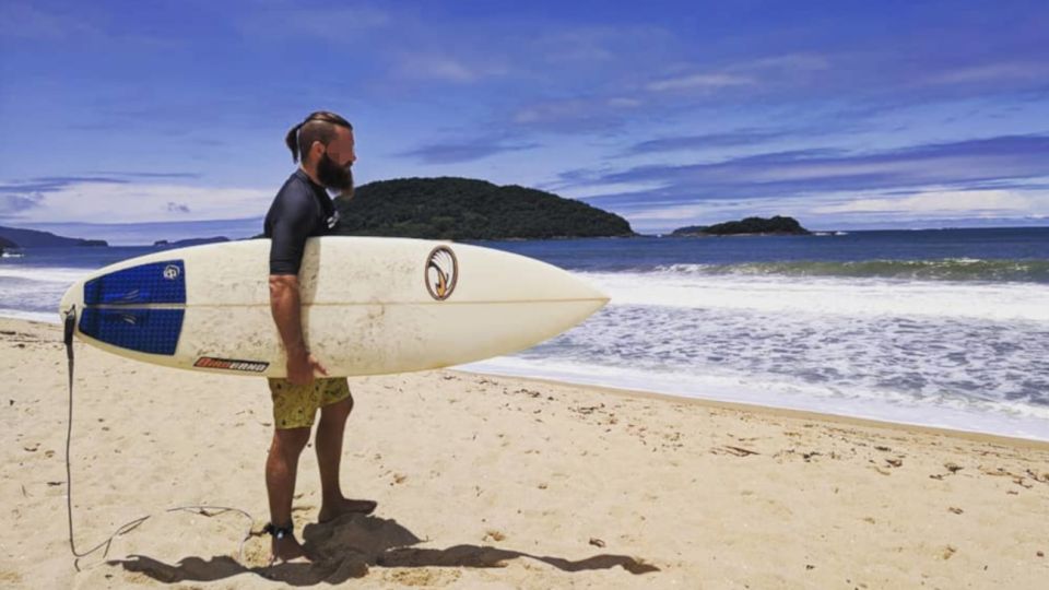 Agusto Lemble, el hijo del fiscal de Tres Arroyos hizo surf en las playas de Brasil.