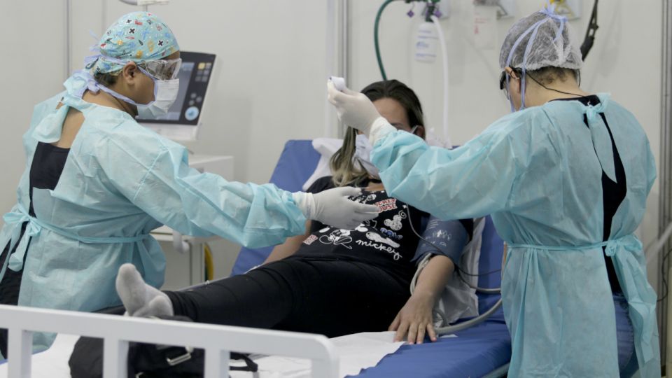 Doctores revisan a una paciente en un punto de detección para enfermedades respiratorias en la Unidad de Emergencia del Núcleo Bandeirantes, en Brasilia.
