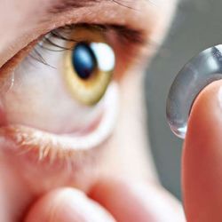 En caso de utilizar lentes de contacto, extremar el lavado de manos antes de manipularlos.