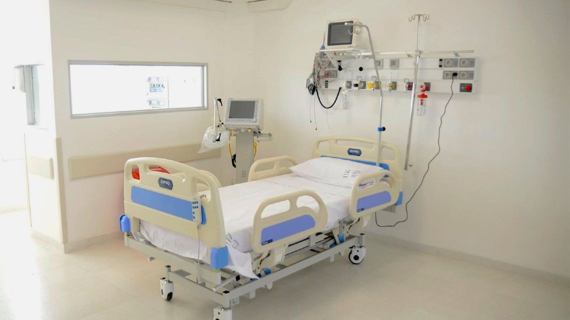 One of the 70 beds of the new intensive care therapy inaugurated at the Posadas Hospital.