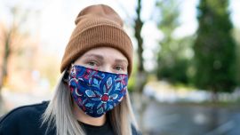 Lavandina, hervor o lavarropas, tres formas sencillas de limpiar un barbijo.