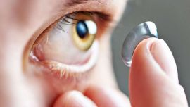 En caso de utilizar lentes de contacto, extremar el lavado de manos antes de manipularlos.