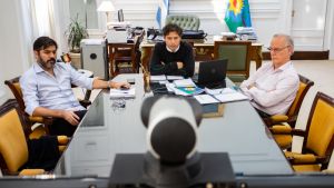 El gobernador Axel Kicillof reunido con el jefe de Gabinete, Carlos Bianco, y el ministro de Salud, Daniel Gollan.