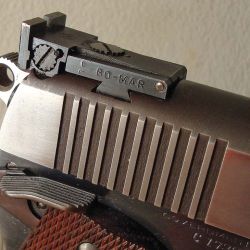 Alza totalmente regulable de la marca Bo-Mar instalada sobre una Colt 1911.