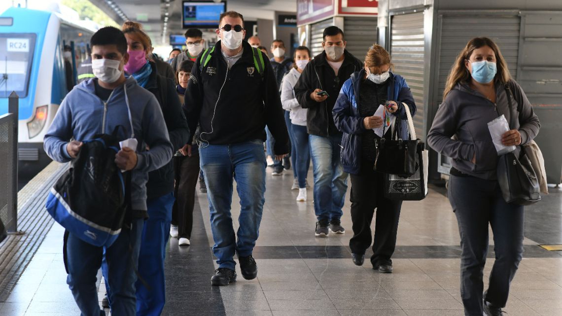 As of this Wednesday, it is mandatory Buenos Aires to use "protective elements that cover the mouth, nose, and chin" in means of transportation, shops, and public offices, to curb the spread of the coronavirus.