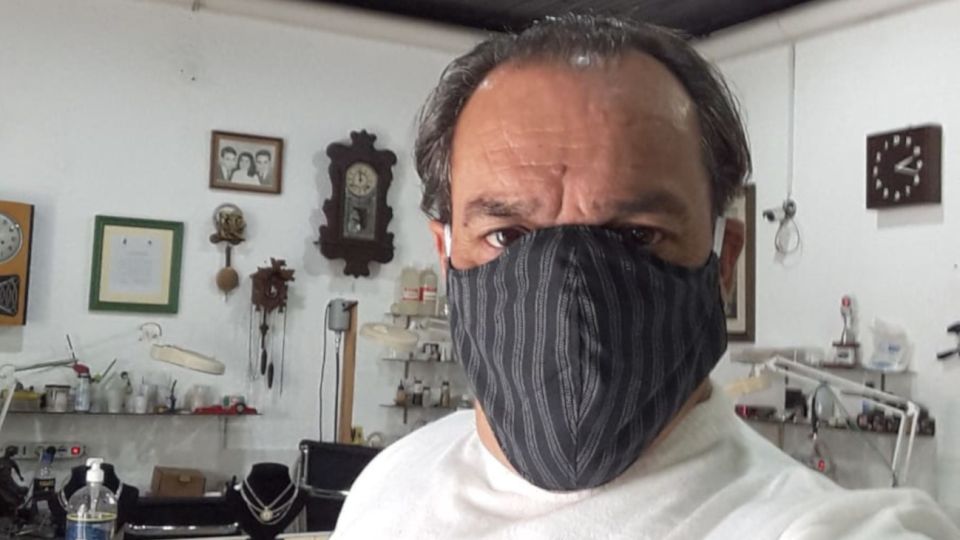 Luis Mario Vitette Sellanes vive en Uruguay hace siete años y atiende un taller de joyería y relojería en San José.