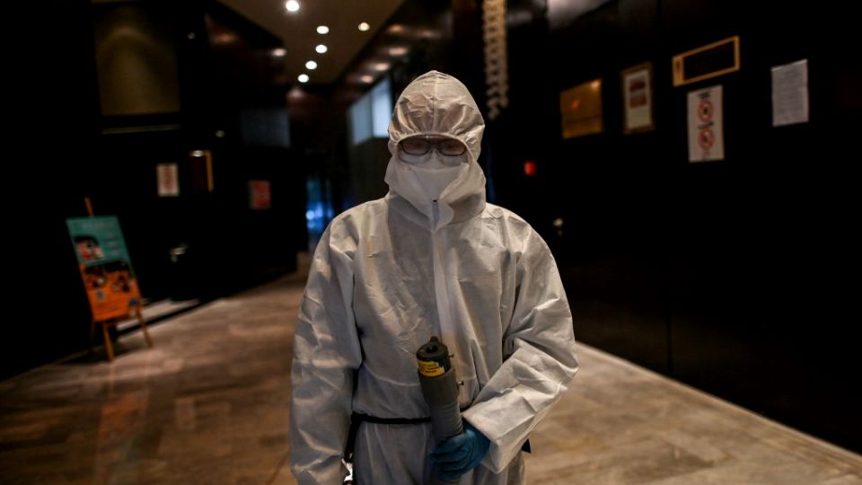 La versión china apunta a que el nuevo coronavirus se supone que apareció a fines de 2019 en un mercado de Wuhan, donde se venden animales exóticos.