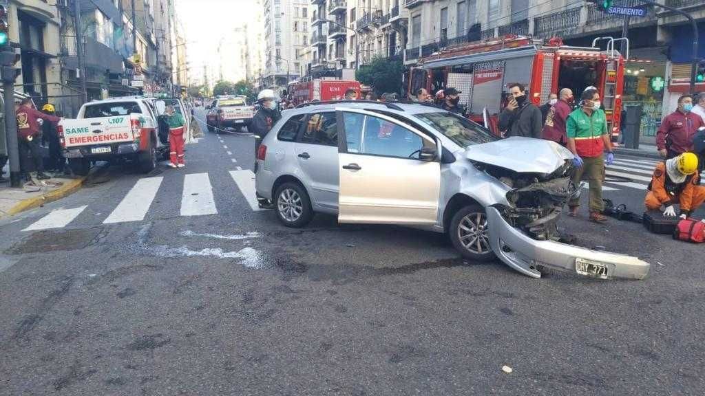 Un auto chocó la camioneta en la que viajaba el Director General del SAME, Alberto Crescenti, quien fue trasladado al Hospital Fernández donde se encuentra fuera de peligro.