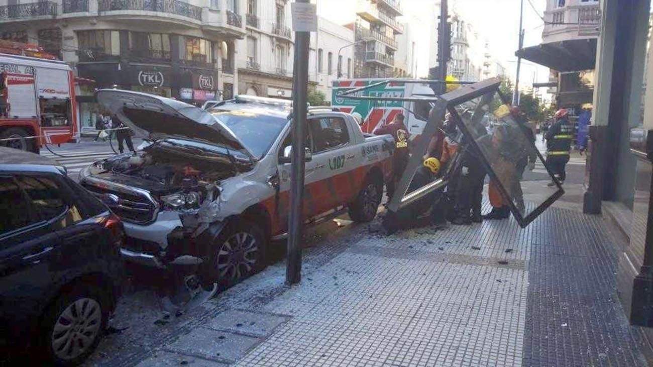 Un auto chocó la camioneta en la que viajaba el Director General del SAME, Alberto Crescenti, quien fue trasladado al Hospital Fernández donde se encuentra fuera de peligro.