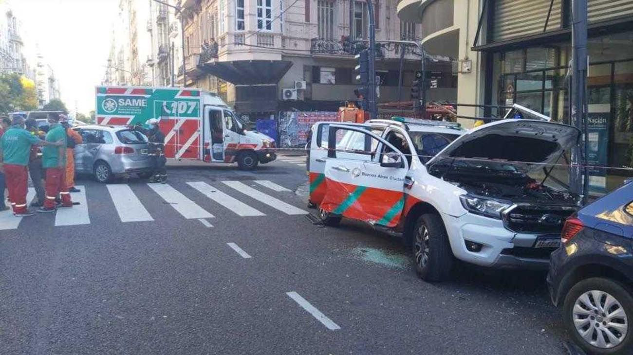 Un auto chocó la camioneta en la que viajaba el Director General del SAME, Alberto Crescenti, quien fue trasladado al Hospital Fernández donde se encuentra fuera de peligro.