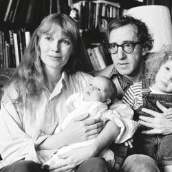 La familia Farrow-Allen. Dylan en brazos de Woody. | Foto:Cedoc.