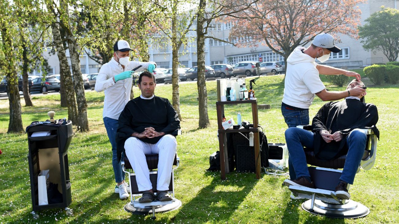 Francia: Dos peluqueros cortaron gratis el pelo al personal médico frente al hospital de Lens