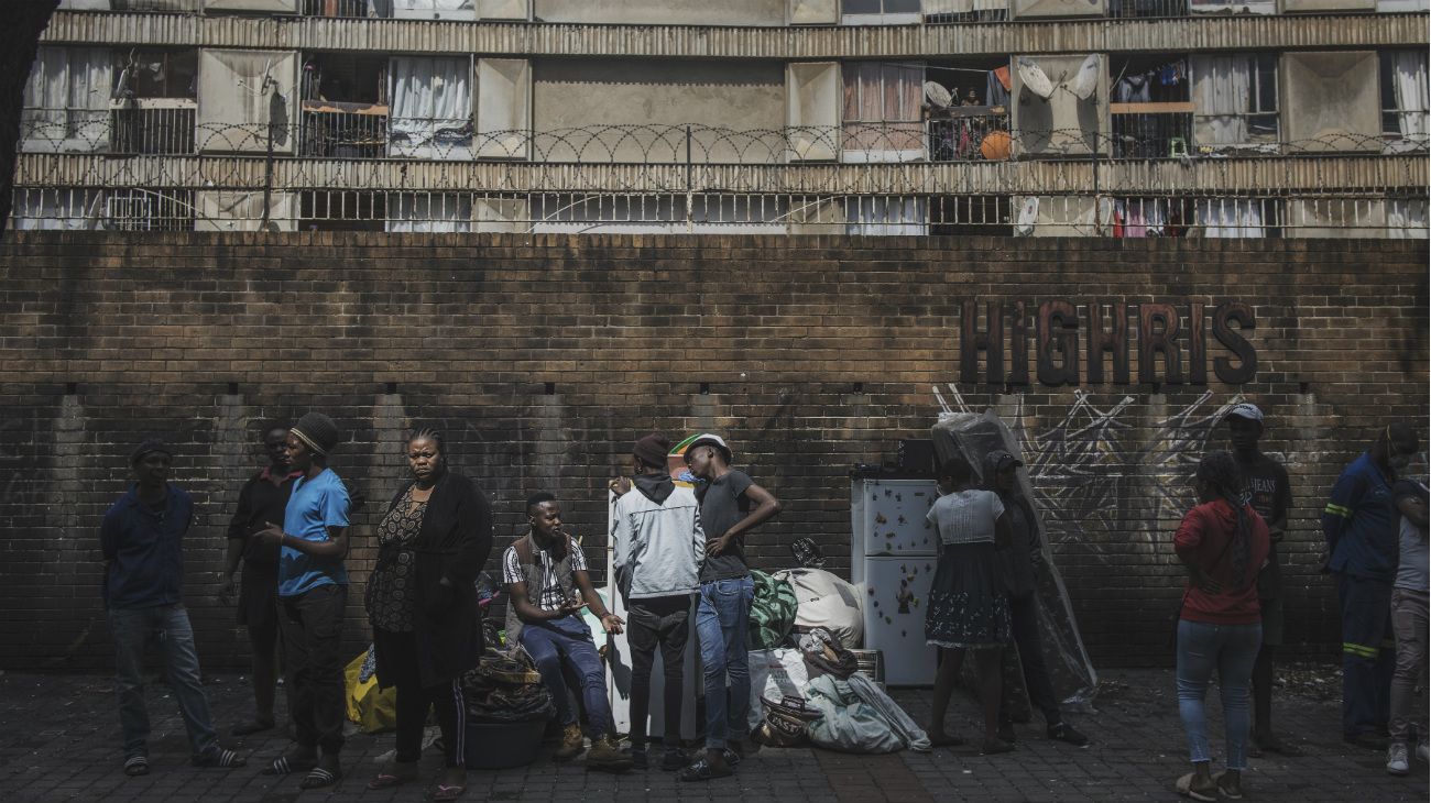 Sudáfrica: Los residentes se reúnen cerca de artículos rescatados de un edificio que se incendió en Hillbrow, Johannesburgo