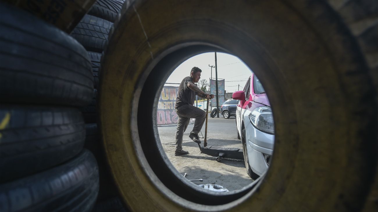 Un hombre trabaja en un taller de reparación de neumáticos en la Ciudad de México