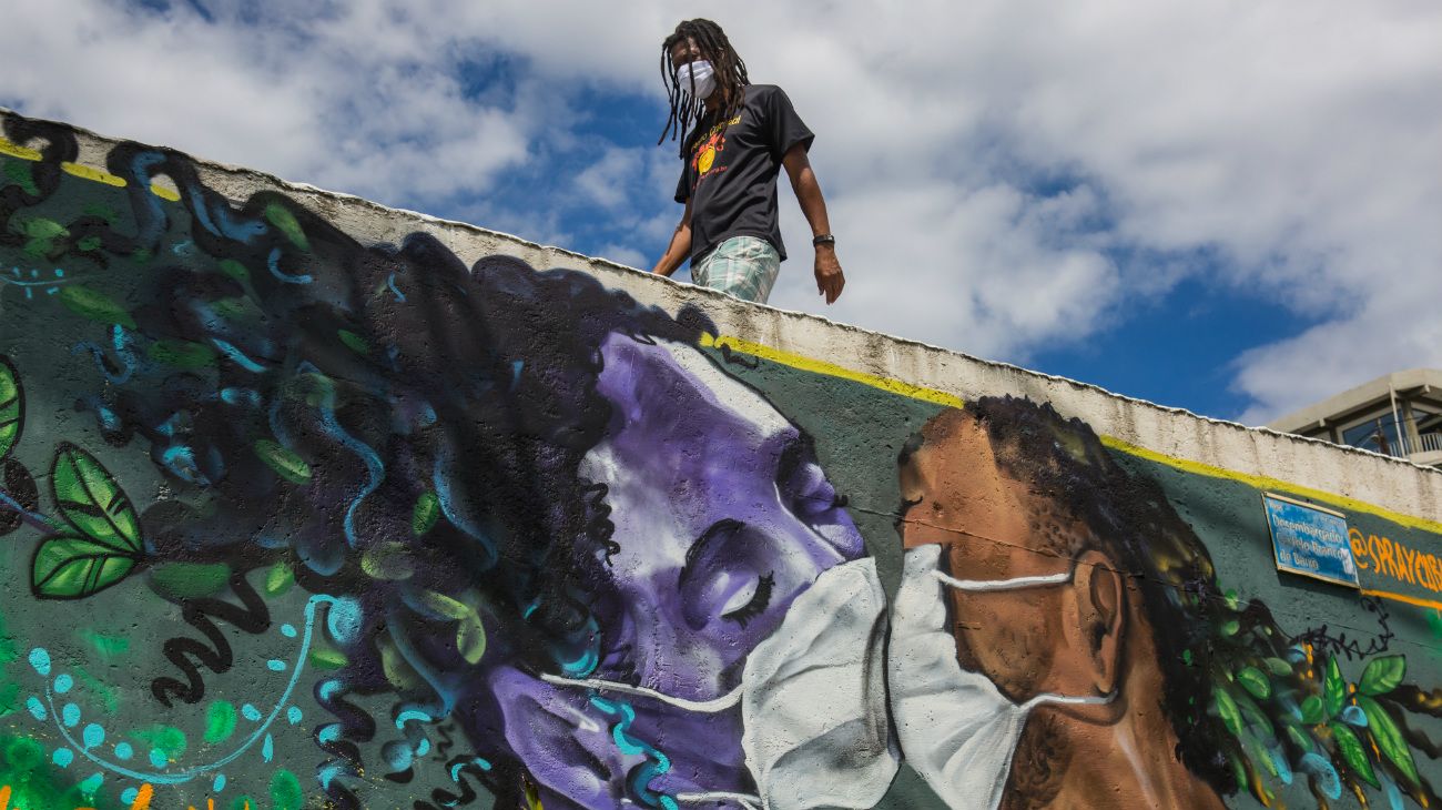 Brasil: Grafiti del artista Marcos "Spraycabuloso" Costa, en una favela de Salvador