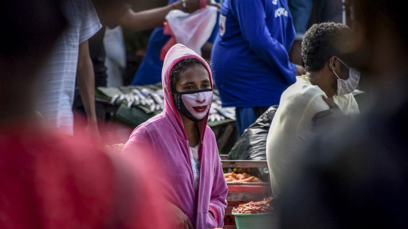 Dili, Timor Oriental: Vendedor de verduras  en un mercado