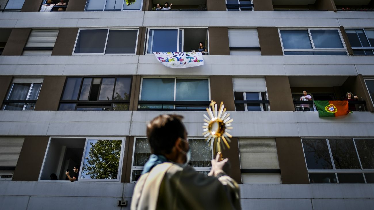 Portugal: Sacerdote a bordo de un Smart descapotable ora por los fieles en sus balcones