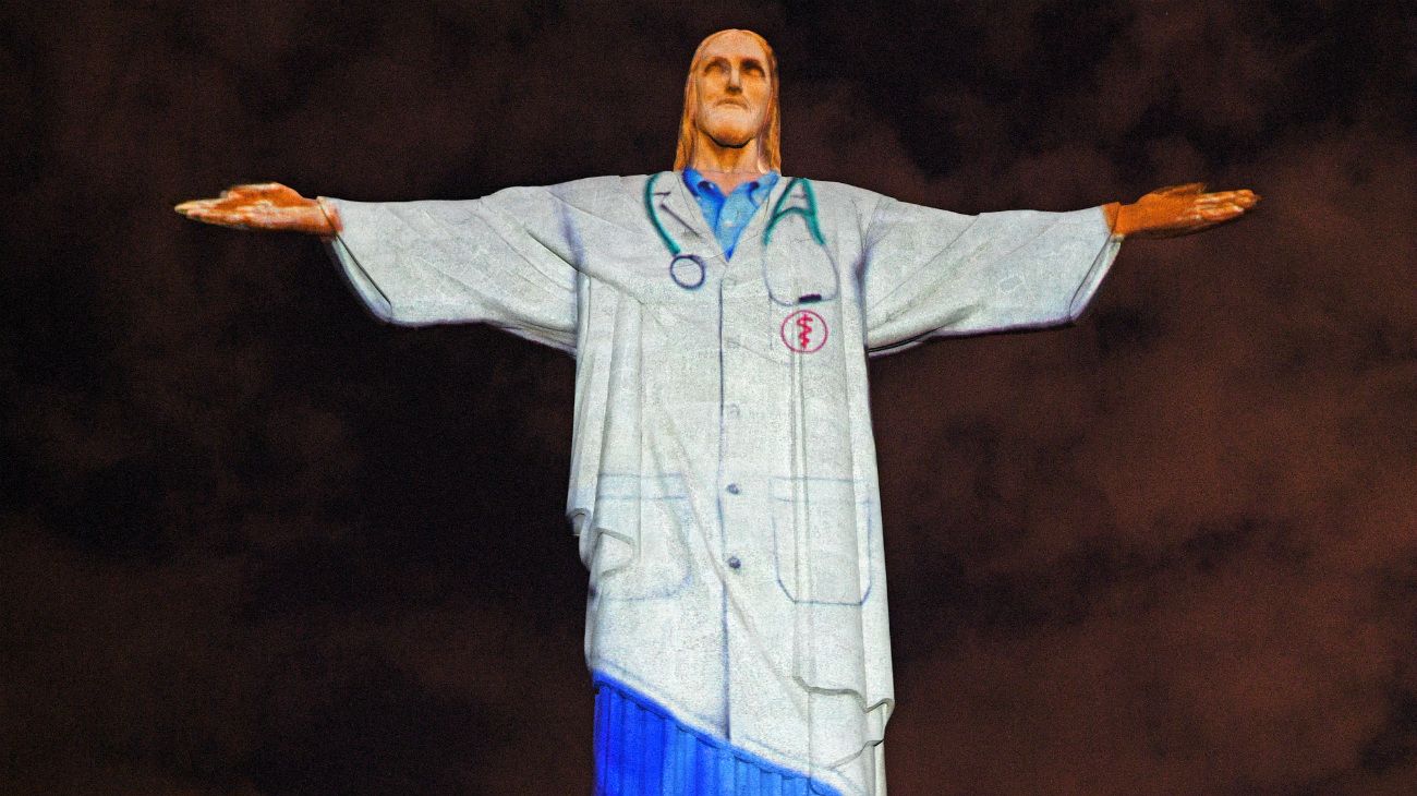 Brasil: Vista de la estatua del Cristo Redentor con uniforme médico proyectado