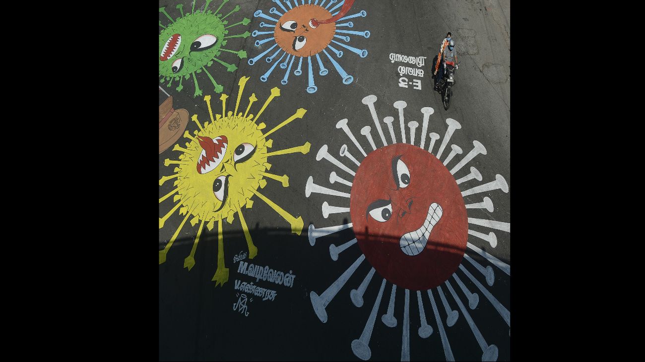 india: Grafiti pintado en una carretera para crear conciencia sobre el coronavirus