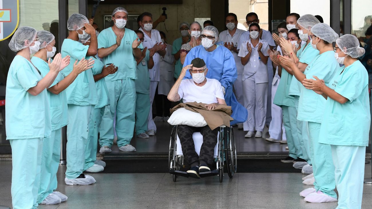 Brasil: El excombatiente brasileño de 99 años, Ermando Armelino Piveta, ya curado del coronavirus, deja el hospital