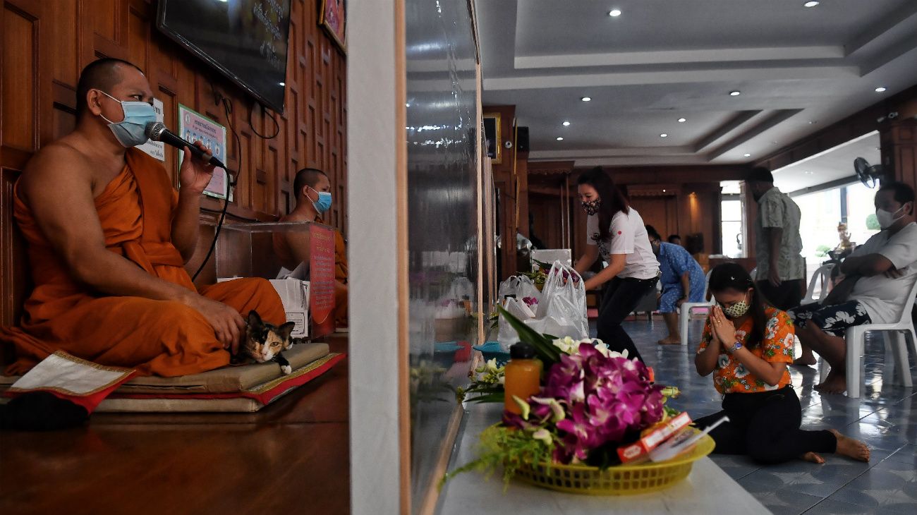 Bangkok, Tailandia: Los monjes budistas, con protección, rezan en el templo