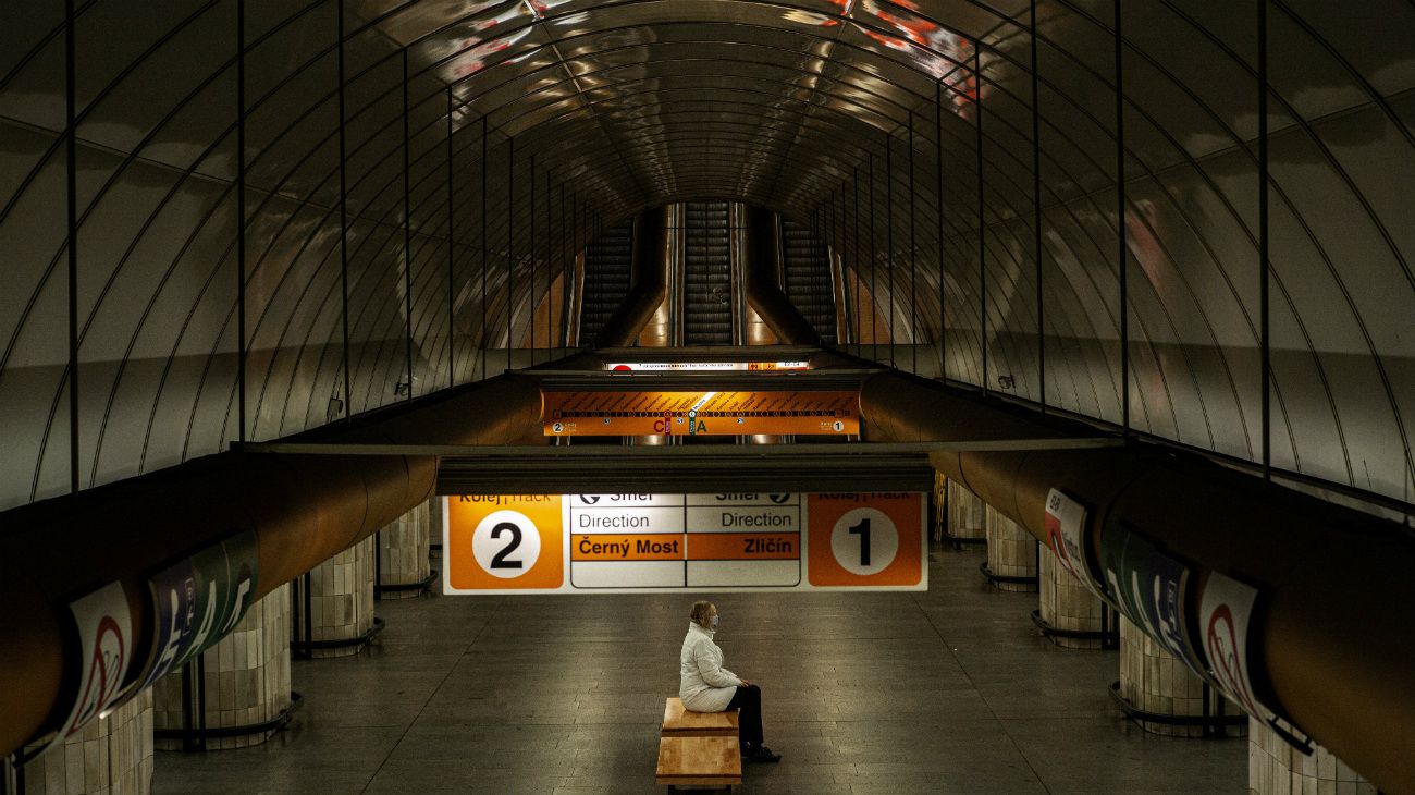 Praga, República Checa: Una mujer sola en la estación de subte