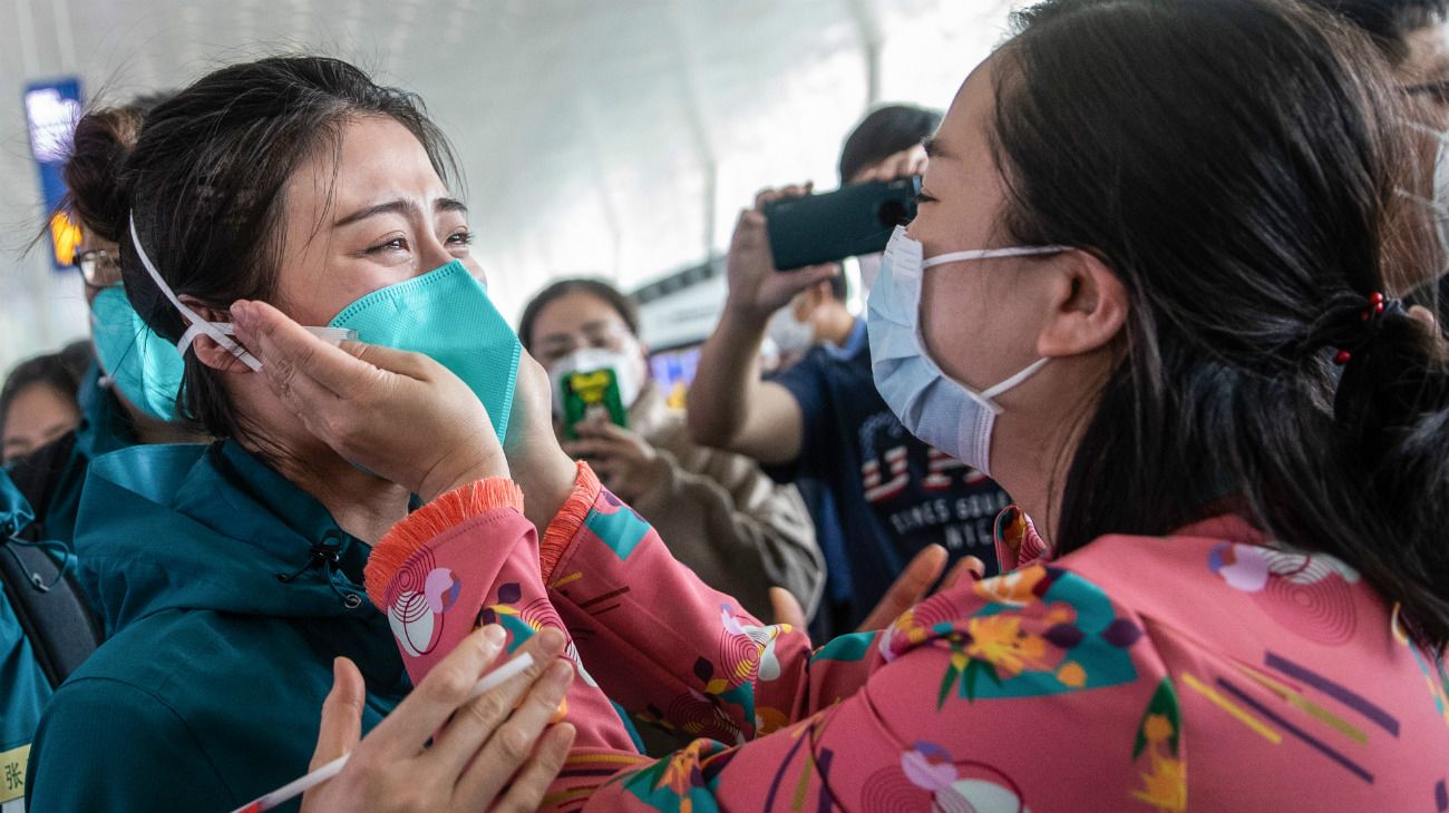 Un médica de Wuhan, China, llora en el aeropuerto antes de volver a casa