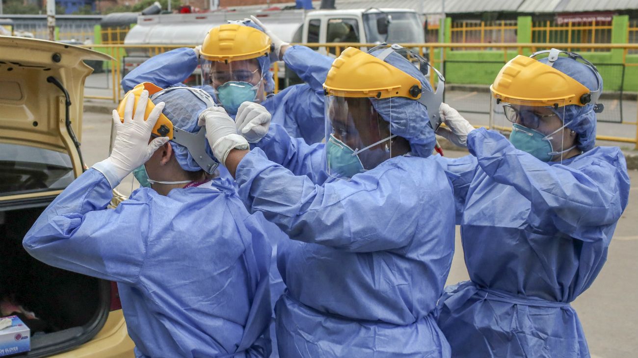 Colombia: Trabajadores de salud listos para entrar a un mercado con casos de coronavirus