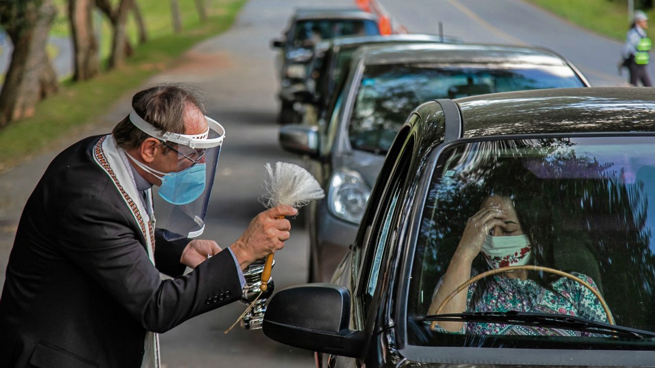 Curitiba, Brasil: sacerdote bendice canastas de Pascua que los fieles llevan en sus autos