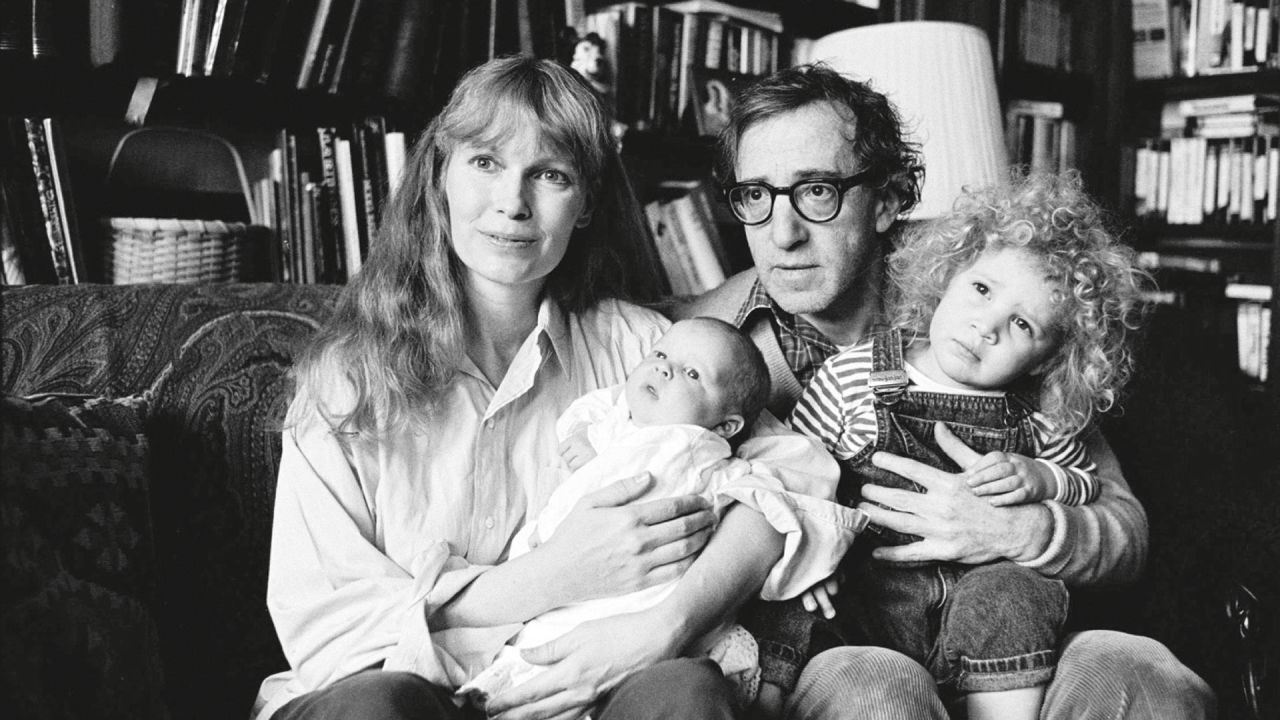 La familia Farrow-Allen. Dylan en brazos de Woody. | Foto:Cedoc.
