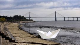 Según cálculos matemáticos, el agua demoraría unas dos semanas en bajar por el cauce del Paraná.