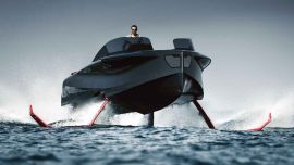 En pleno deslizamiento, con los foils actuando, el casco queda todo fuera del agua.