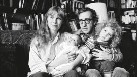 La familia Farrow-Allen. Dylan en brazos de Woody.