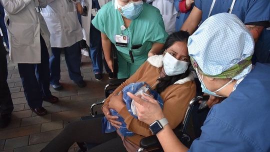 Una mujer que fue dada de alta tras tener Coronavirus conoció a su hijo recién nacido