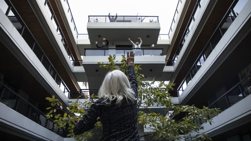Irma Mogilevsky, de 76 años de edad, ofrece una clase de gimnasia a los vecinos de su edificio, durante la cuarentena obligatoria decretada por el gobierno.