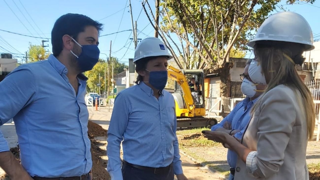 La presidenta de AySA, Malena Galmarini, recorrió una obra de agua potable en el partido bonaerense de San Miguel.