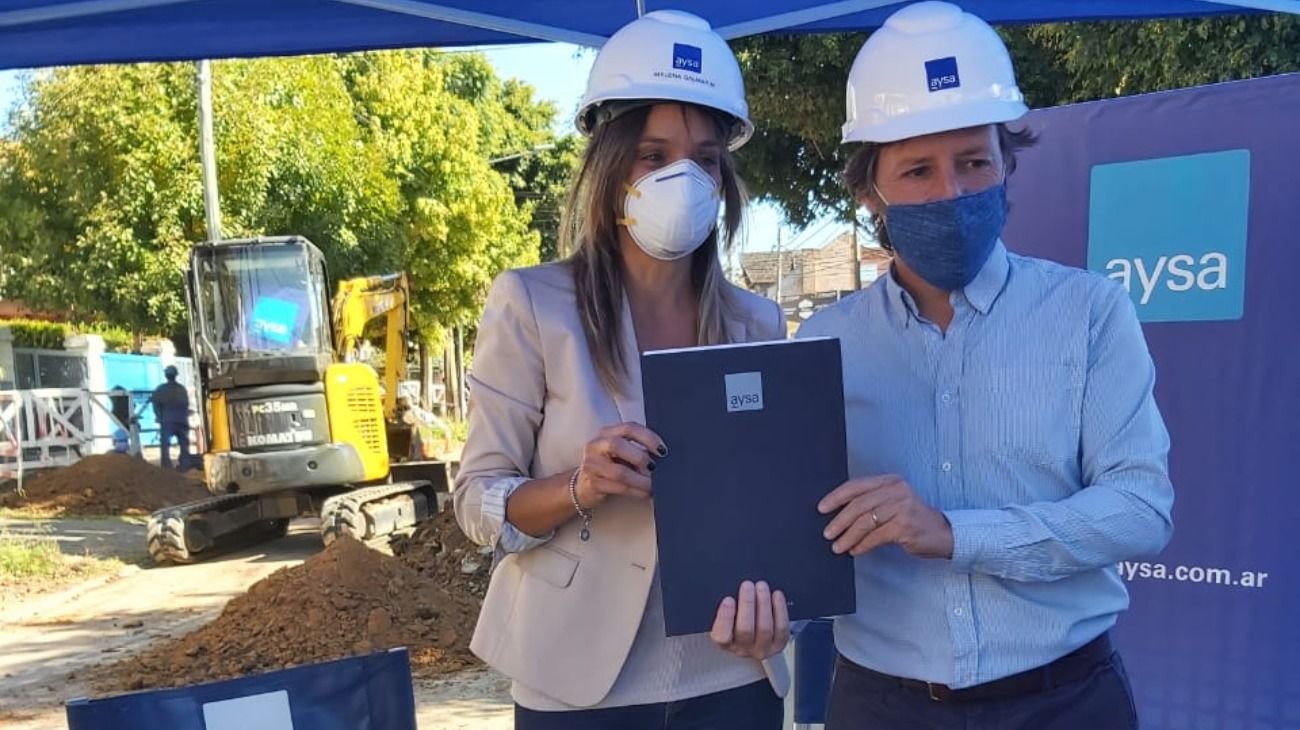 La presidenta de AySA, Malena Galmarini, recorrió una obra de agua potable en el partido bonaerense de San Miguel.