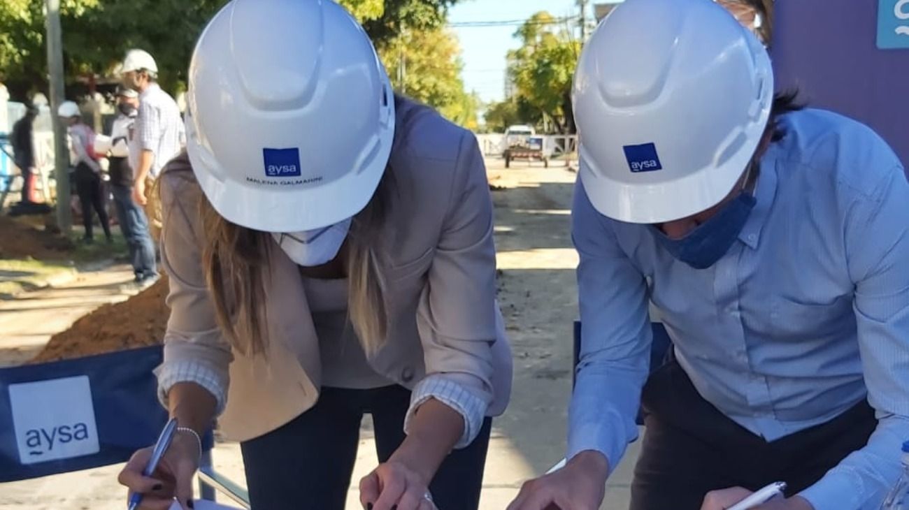 La presidenta de AySA, Malena Galmarini, recorrió una obra de agua potable en el partido bonaerense de San Miguel.