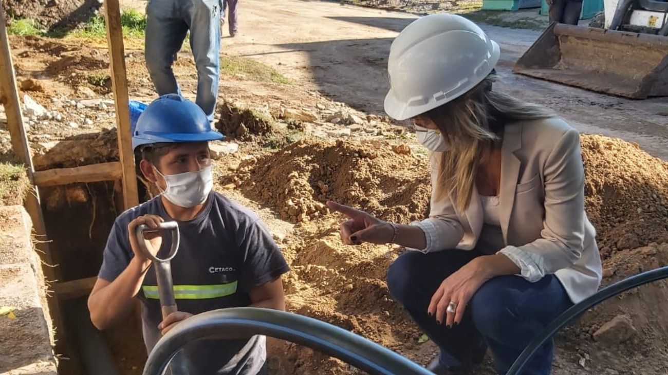 La presidenta de AySA, Malena Galmarini, recorrió una obra de agua potable en el partido bonaerense de San Miguel.