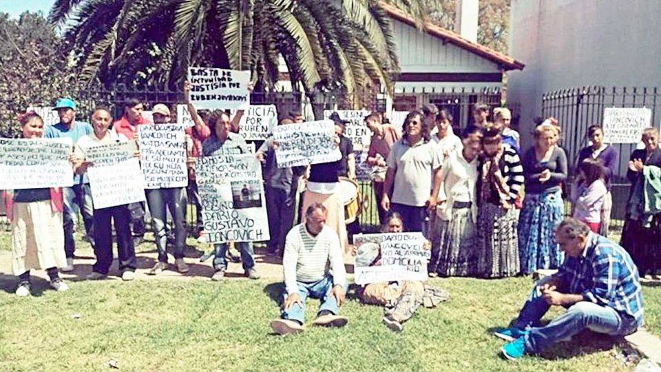 Reclamo. Familiares de un hombre asesinado protestaron frente al juzgado por un fallo del juez Castro.