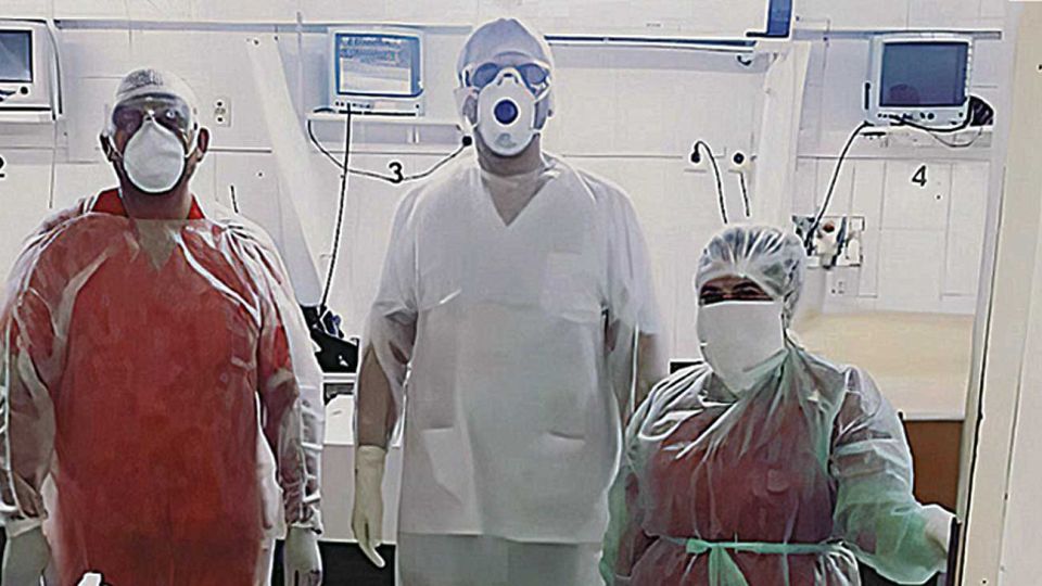 Internación. Cristian Rodríguez y equipo en la sala de terapia.