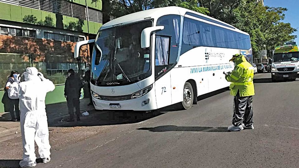 Casos. Ayer fue demorado un micro con salteños y jujeños que volvían a sus distritos.
