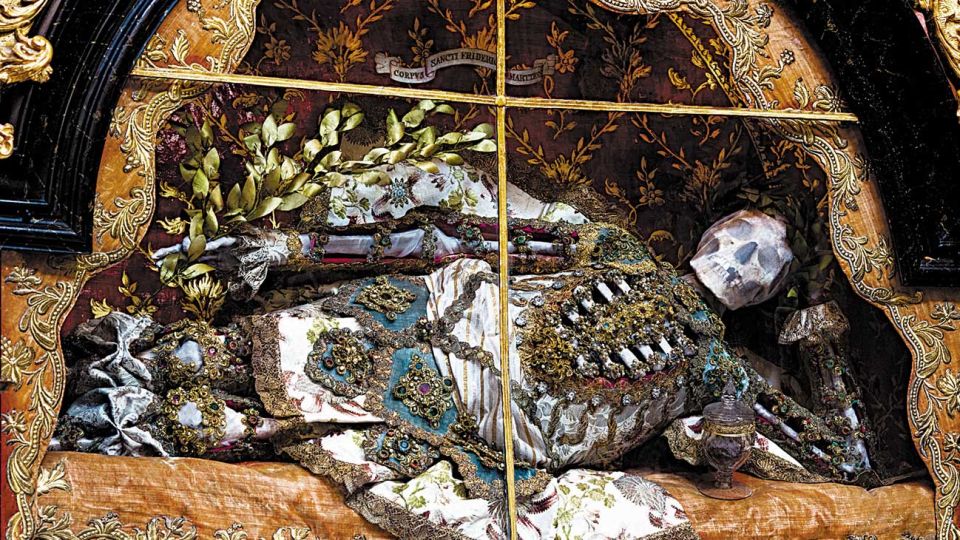 Derroche. San Valerio en reposo en Weyam, Alemania, con sus joyas que poco le sirvieron en la otra vida.