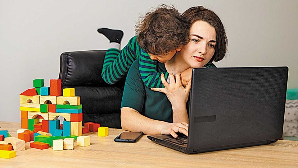 Home office. Es una manera de combinar el trabajo y los roles familiares.