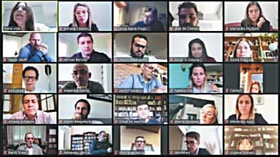 Zoom. Arriba a la izquierda, la ex gobernadora con el bloque.
