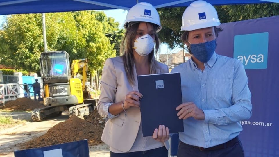 La presidenta de AySA, Malena Galmarini, recorrió una obra de agua potable en el partido bonaerense de San Miguel.