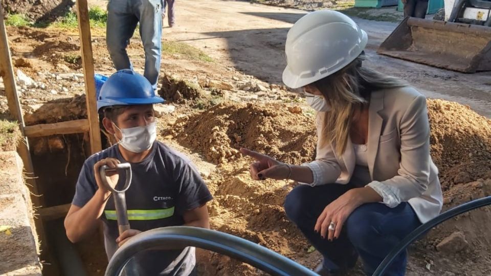 La presidenta de AySA, Malena Galmarini, recorrió una obra de agua potable en el partido bonaerense de San Miguel.