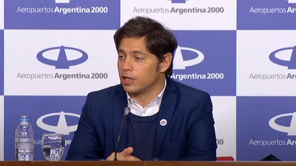 El gobernador Axel Kicillof, al recibir el avión llegado desde China con insumos médicos por la pandemia.